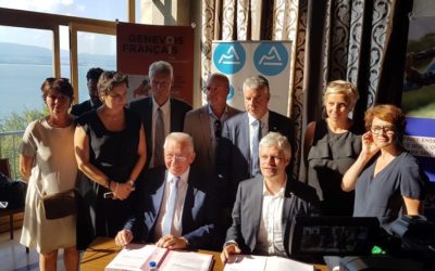 Jean Denais et Laurent Wauquiez, lors de la signature de l’avenant à la convention de coopération métropolitaine du Genevois français, lundi 16 juillet 2018 en mairie de Thononles- Bains.